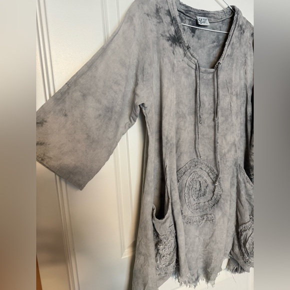 Oh My Gauze! Charcoal Tunic with Pockets - Picture 4 of 6